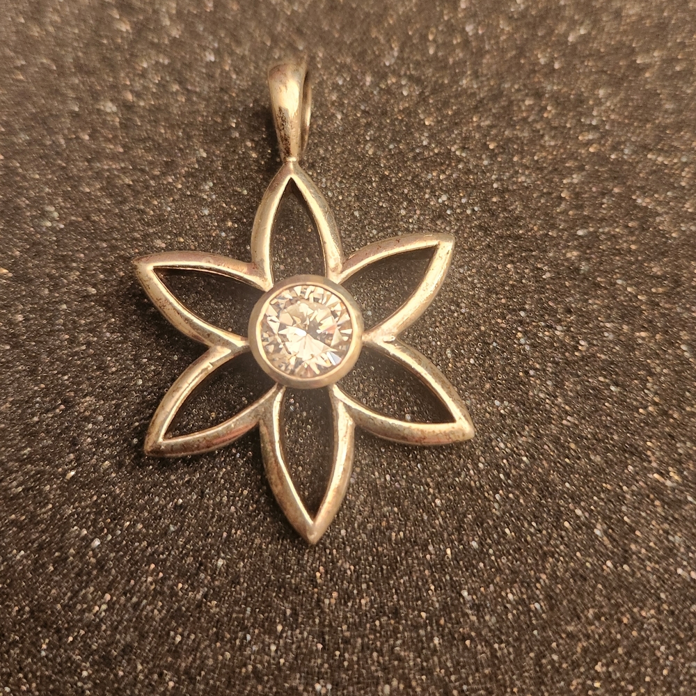 Elegant Silpada 925 Silver Flower Pendant *